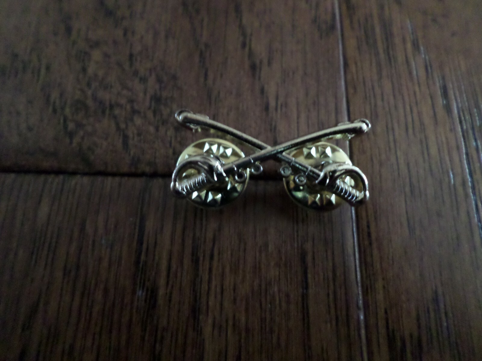 U.S MILITARY CAVALRY METAL HAT BADGES PIN CROSSED SABERS SWORDS MINIATURE PIN