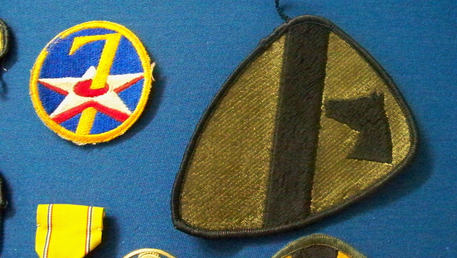 10 pieces vintage WW-2 pins, patches and medals. AUTHENTIC!