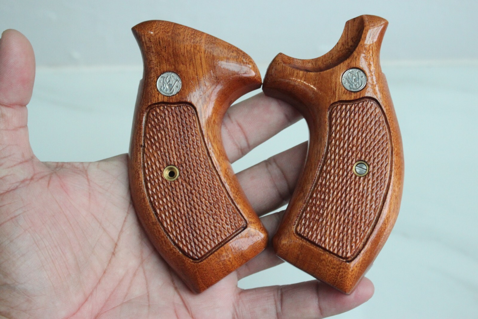 TARGET GRIPS FOR S&W K, L FRAME MODEL 686, 66 ROUND BUTT SAPELE WOOD # RANDOM