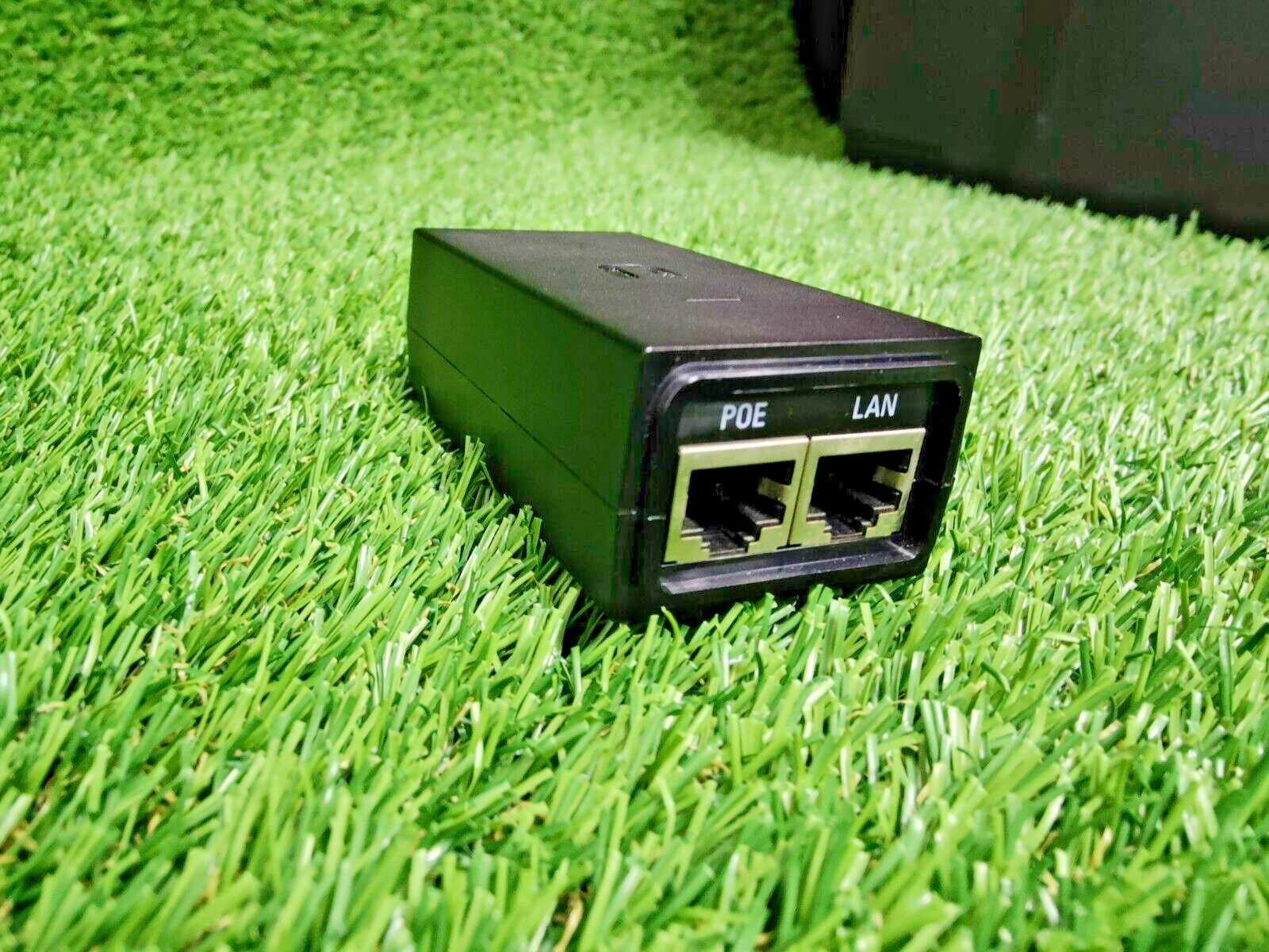 Ubiquiti Networks NBE-M5-16 NanoBeam 5GHz Wireless Access Point w/ PoE, Clamp