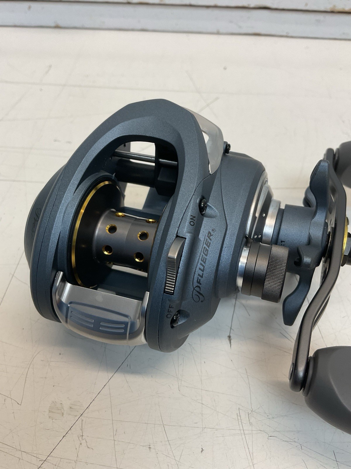 Pflueger President LP-F Low Profile Baitcast Reel - Right Hand