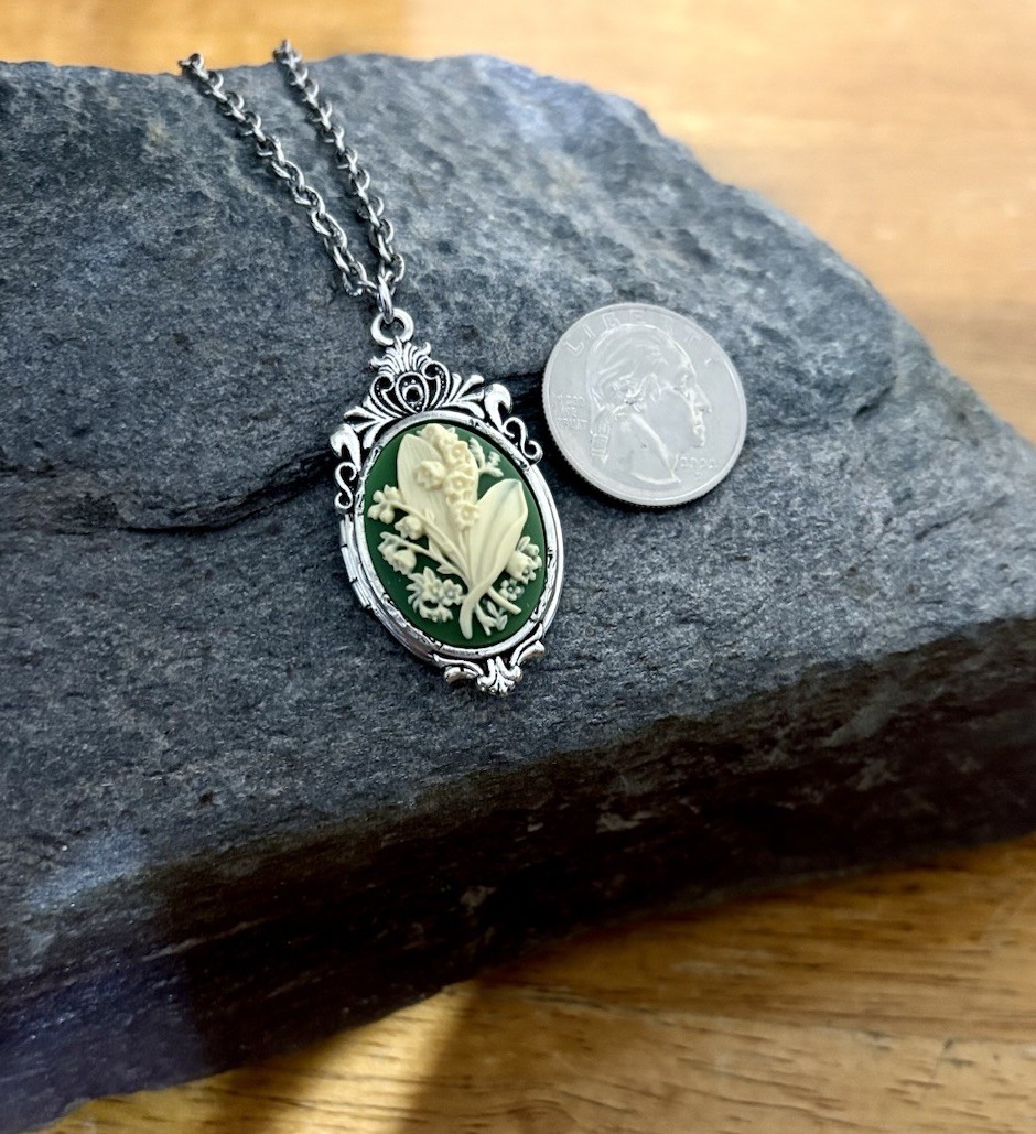 Green Lily of the Valley Cameo HIDDEN LOCKET Necklace Vtg Pillbox Stash Pendant