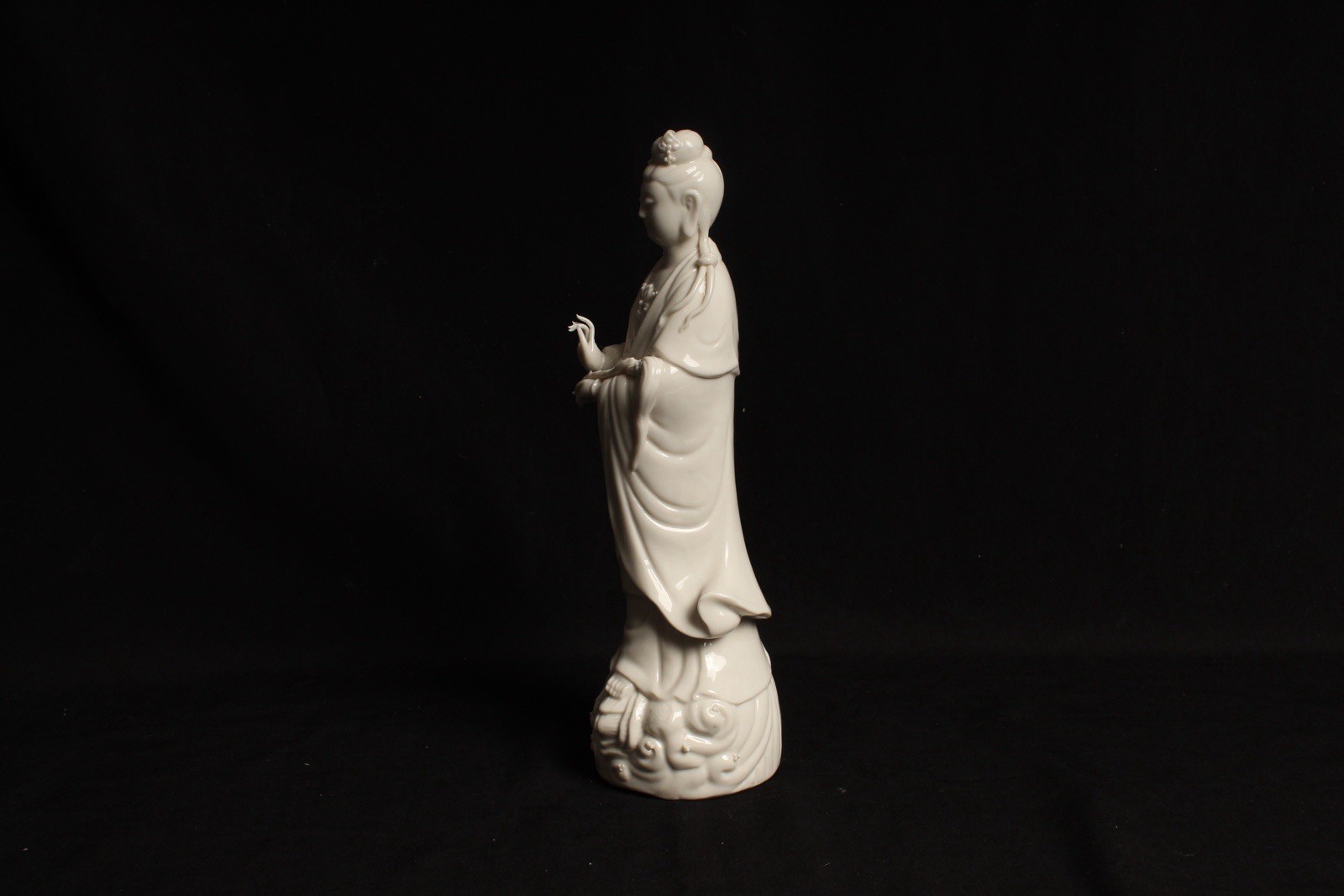 Blanc de Chine Guan Yin porcelain statue, figurine, White lotus flowers VTG 9.5”
