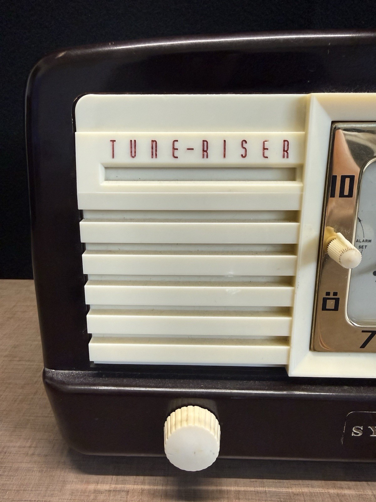 Umber Brown Bakelite 1952 Sylvania Model 540M Vacuum Tube AM Clock Radio - EUC