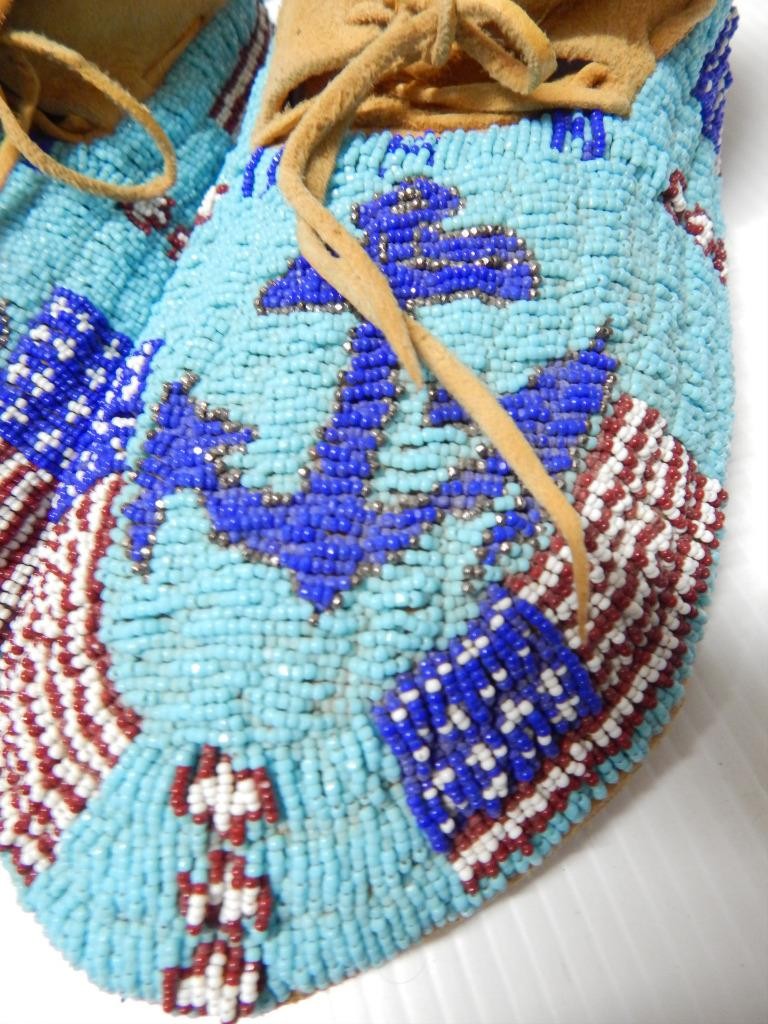VINTAGE SOUTHERN ARAPAHO INDIAN USA FLAG + MARINER BEADED MOCCASINS - HARD SOLES