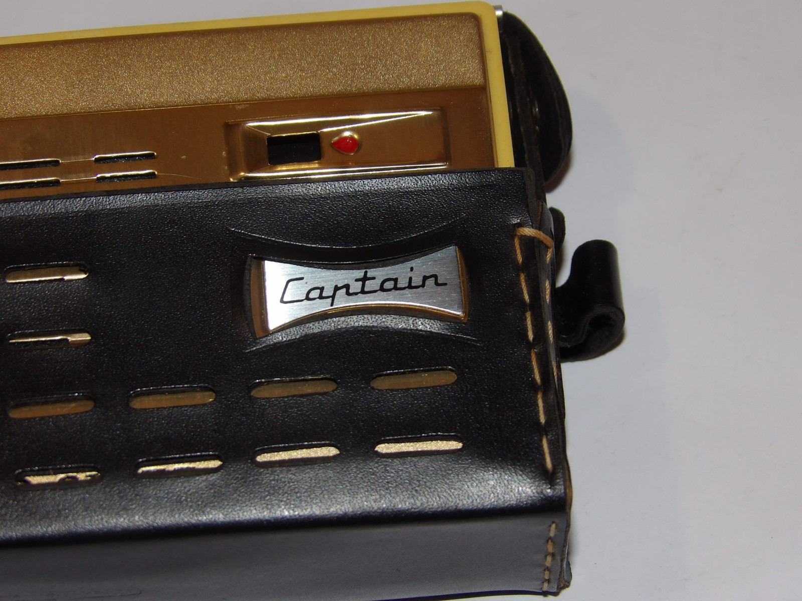 VINTAGE 1960s CAPTAIN DELUXE AM TRANSISTOR RADIO! W/CASE & BOX! HONG KONG!