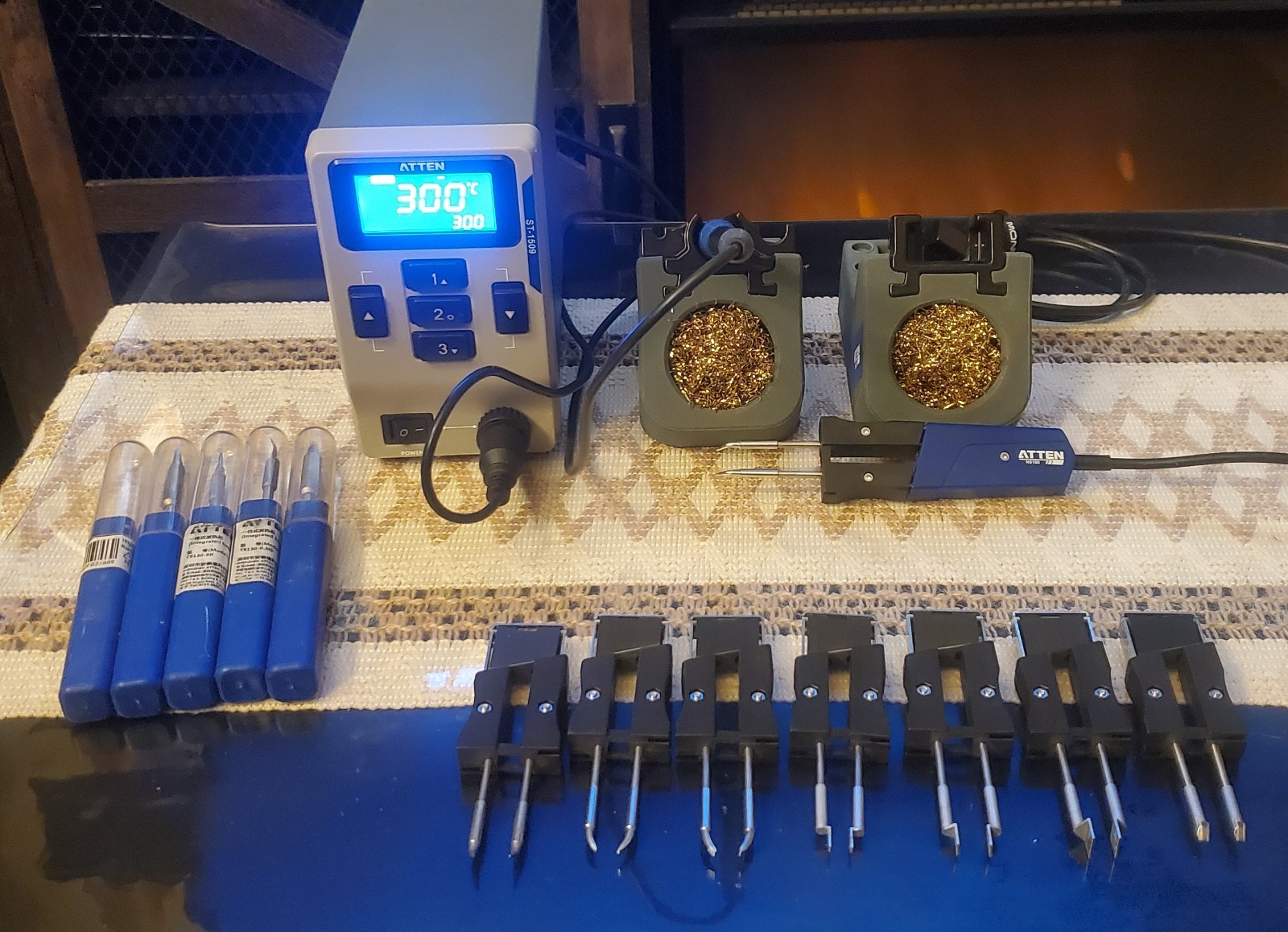 ATTEN ST-1509 Soldering station with 8 tweezer tips and 5 standard tips