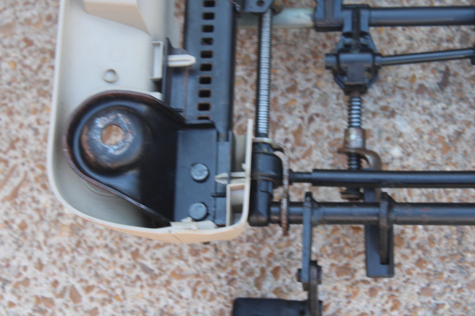 07-14 CHEVY TAHOE SUBURBAN YUKON DRIVER LEFT 2 PLUG POWER SEAT TRACK TAN TRIM