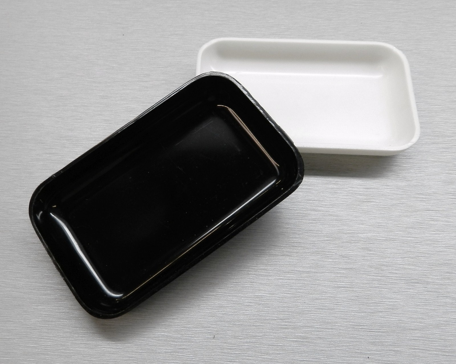 Sorting Trays Plastic for Diamonds Beads Gemstones White & Black Open Trays 2 pc