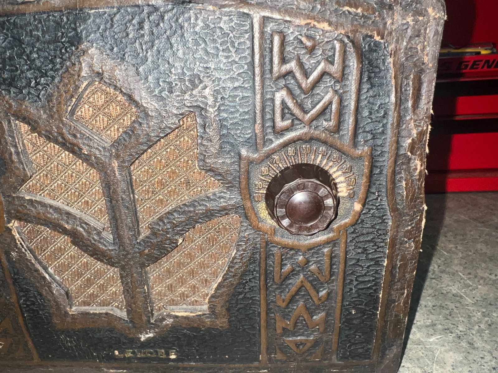 LEWOL Tabletop Broadcast Receiver. Model: "LEVORE" . Rare model. Works great !!