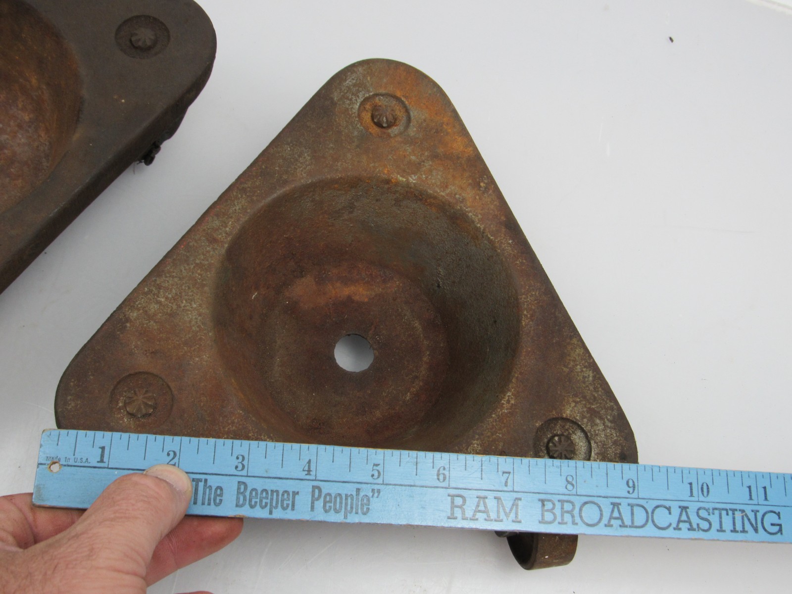 2 Vintage Bond Manheim 2127 Cast Iron Triangular Cup Dolly