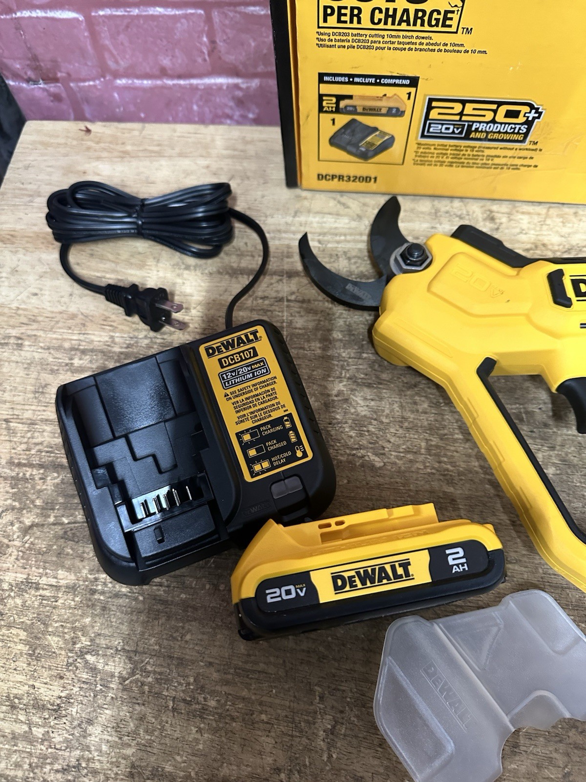 DeWALT 20V MAX Cordless Multi Use Pruner Kit W/ Battery & Charger DCPR320D1 Used