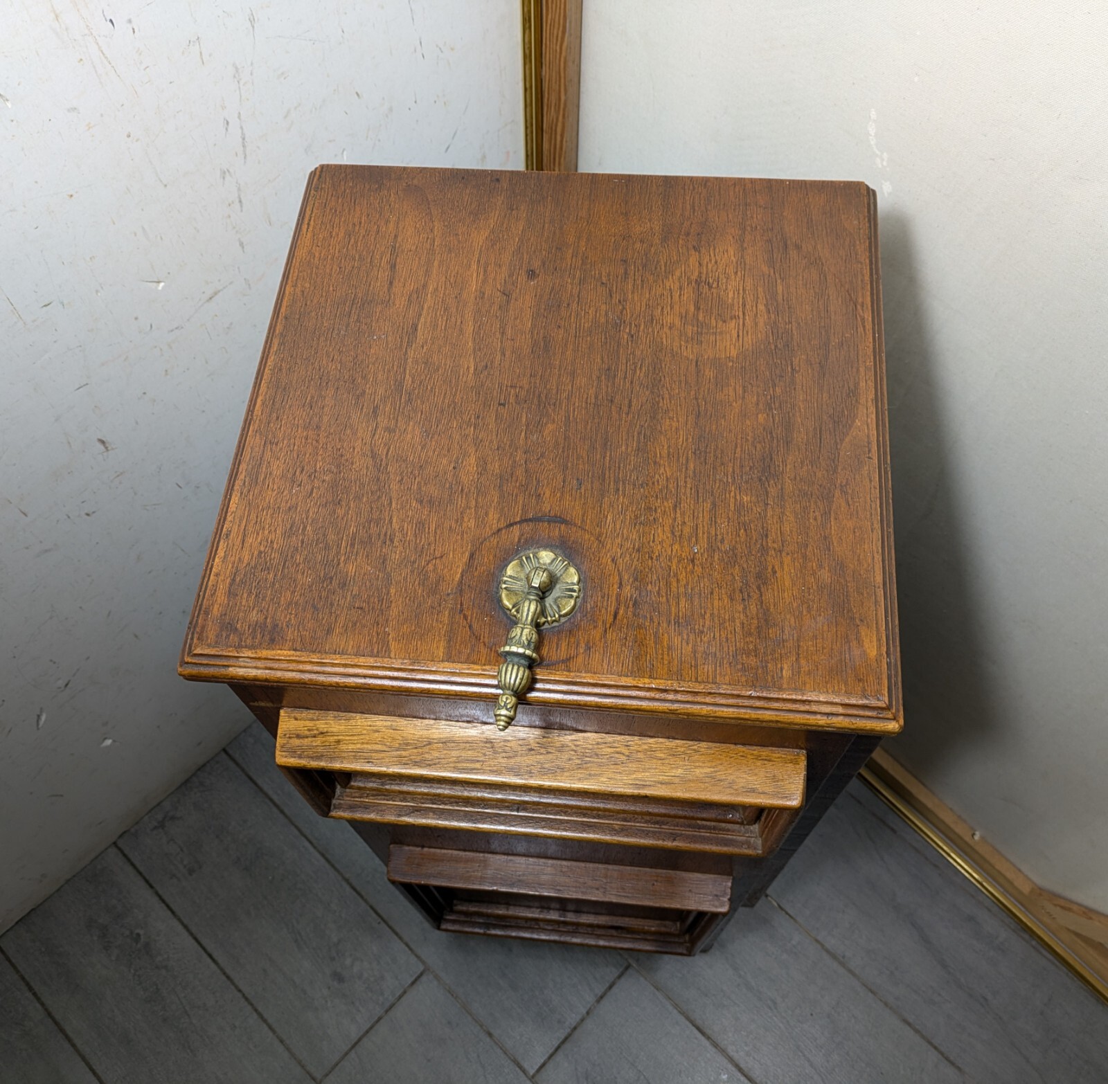 Vintage Art Deco English Regency Flip Top Cellarette Liquor Bar Rolling Cabinet