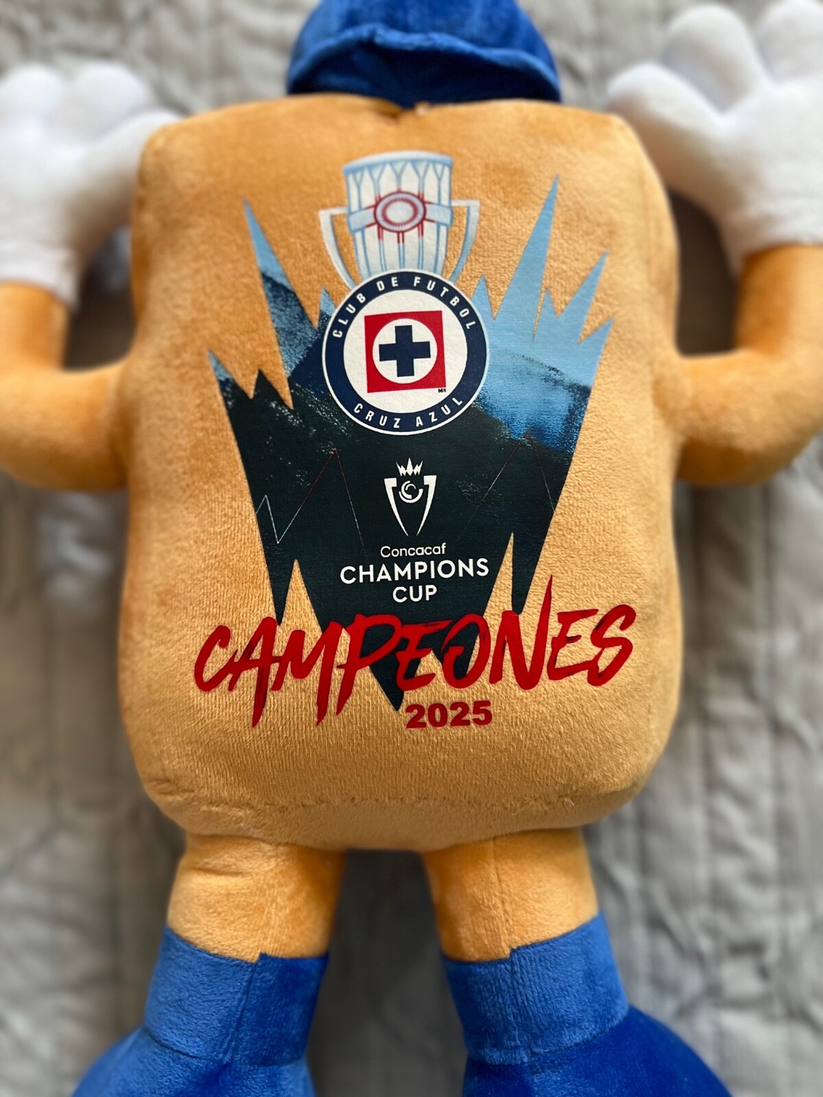 STUFFED ANIMAL “COSTALITO ” MASCOTA DEL EQUIPO CRUZ AZUL CONCACAF CAMPEÓN 2025