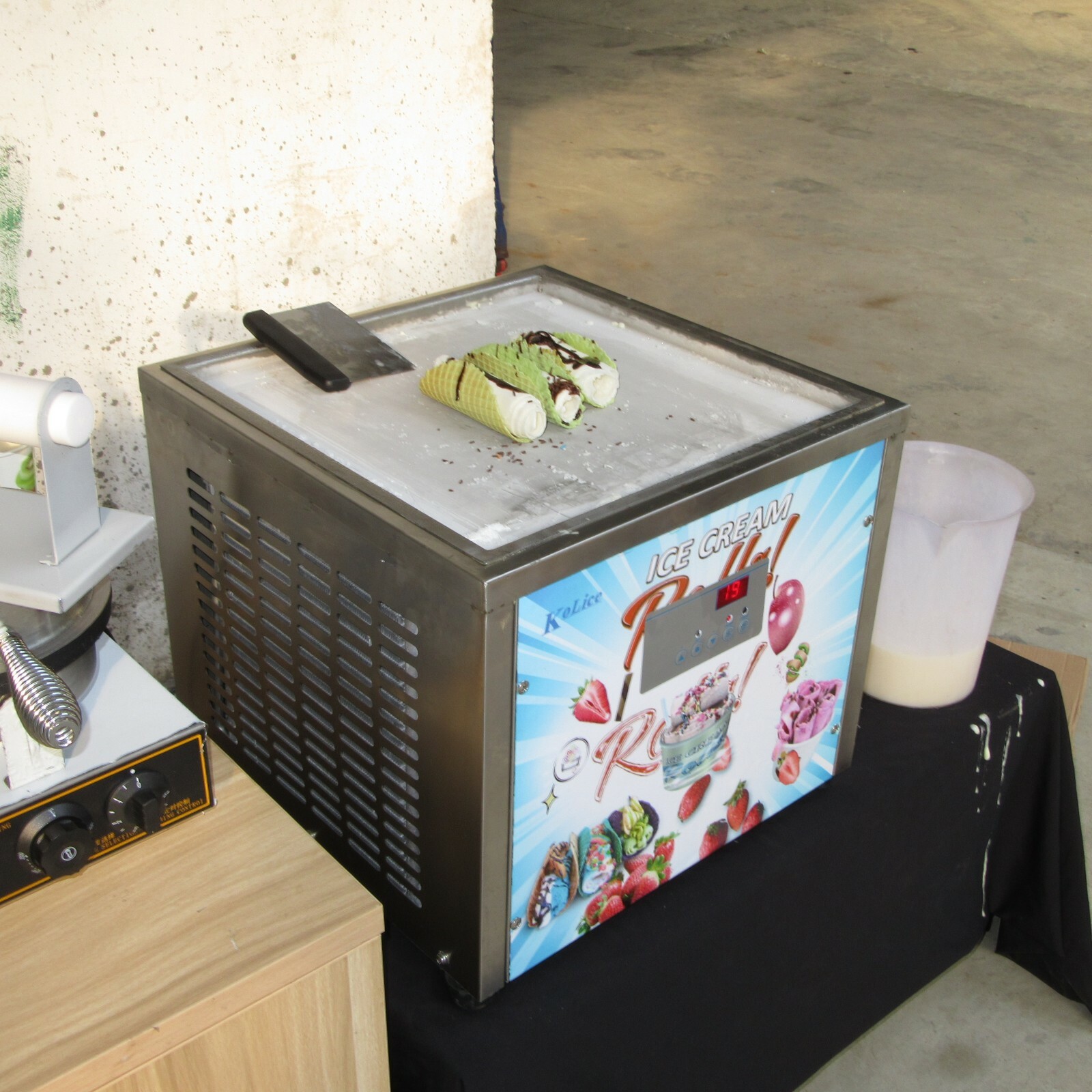 Countertop 45x45cm (18"x18") single square pan fried yogurt ice cream machine