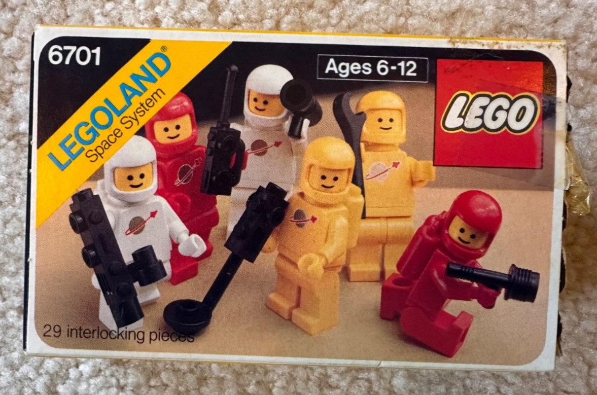 Vintage 1983 Lego Space set 6701 - Space Mini-figures; 100% complete with box