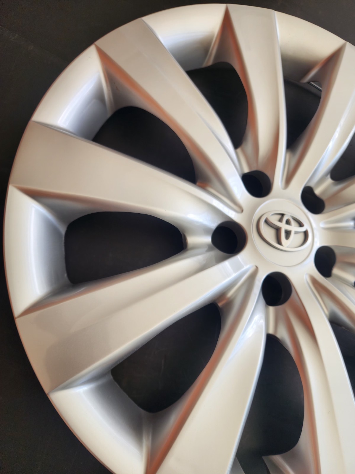 One Wheel Cover Hubcap Fits 2011-2013 Toyota Corolla 16" Silver Snap-On 61159