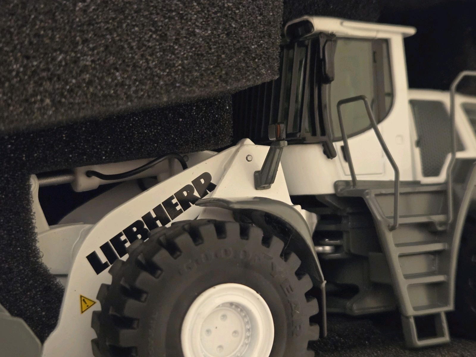 NZG 689/40 Liebherr L586 2plus2 White 1:50 Diecast Wheel Loader w/ Original Box