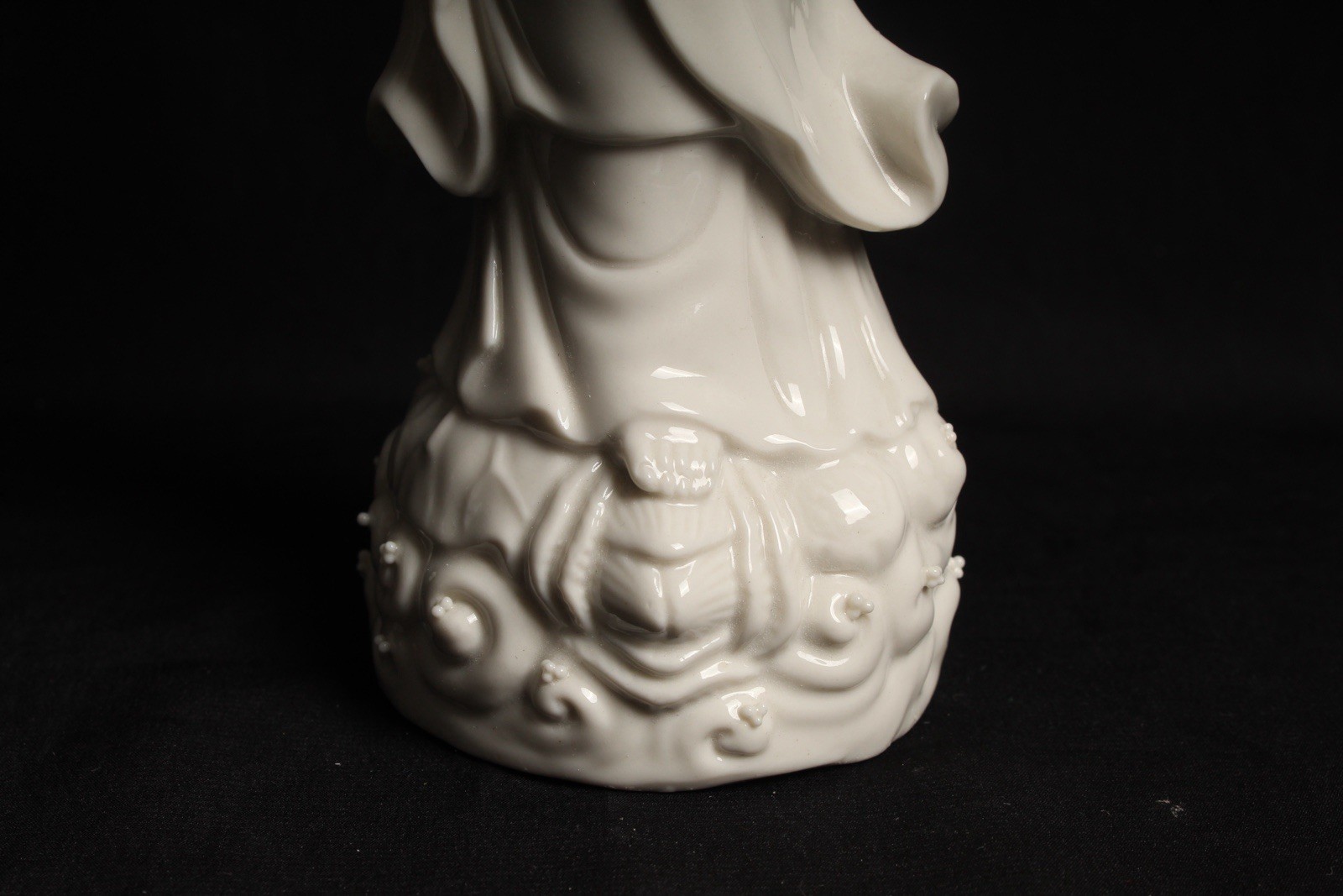 Blanc de Chine Guan Yin porcelain statue, figurine, White lotus flowers VTG 9.5”