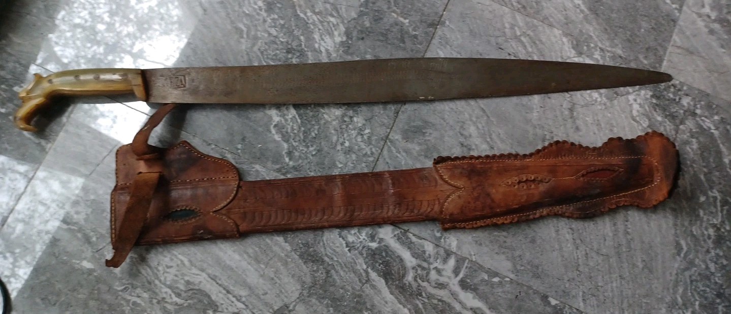 Antique Spanish Guerrero de la Costa short sword with scabbard