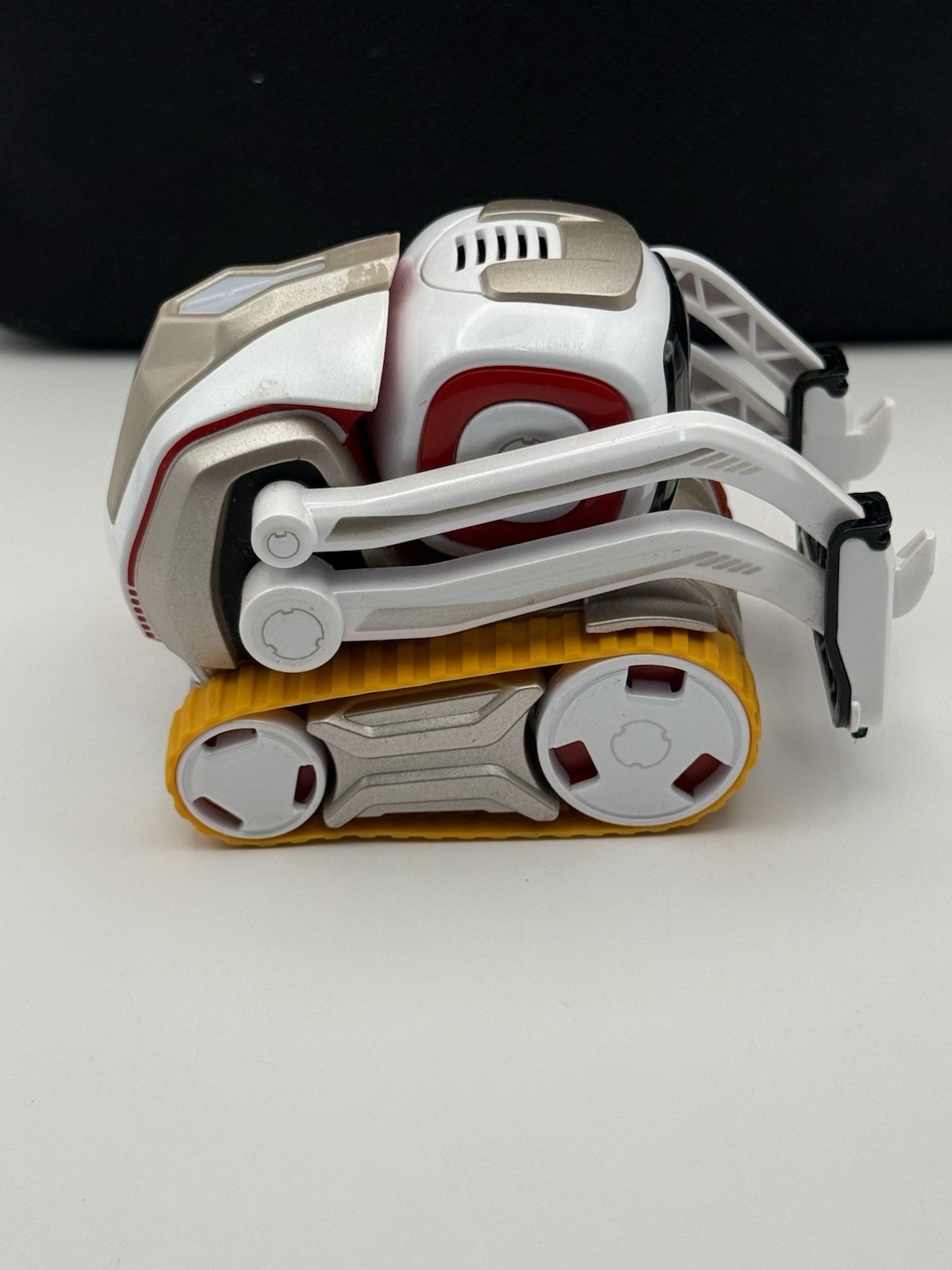 Anki 300-00046 Cozmo Robot With 3 Cubes Charger Case And More POWERS ON; AS-IS!