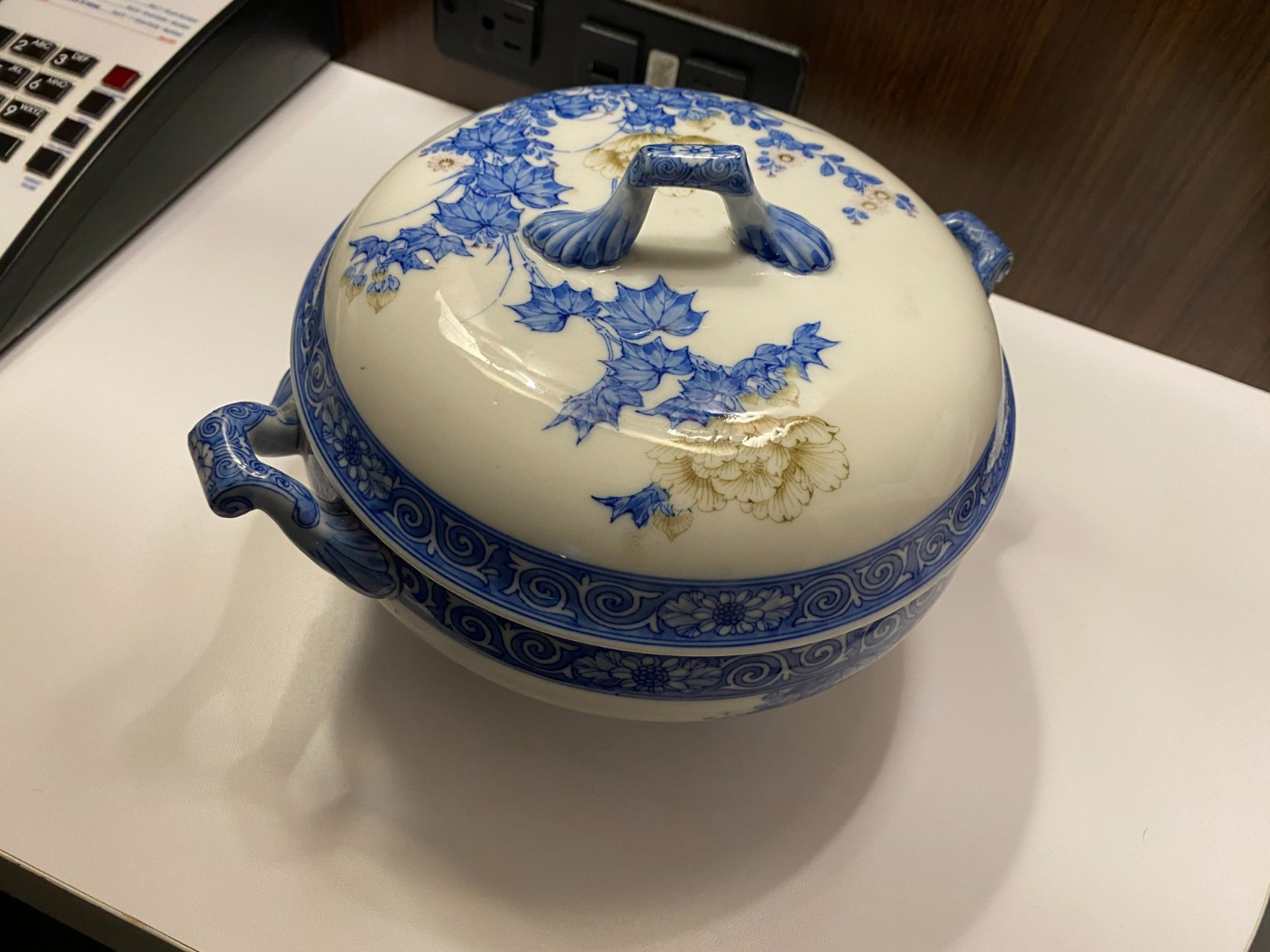 Vintage early 1900s blue white 2-handled 4-footed soup tureen w/ lid