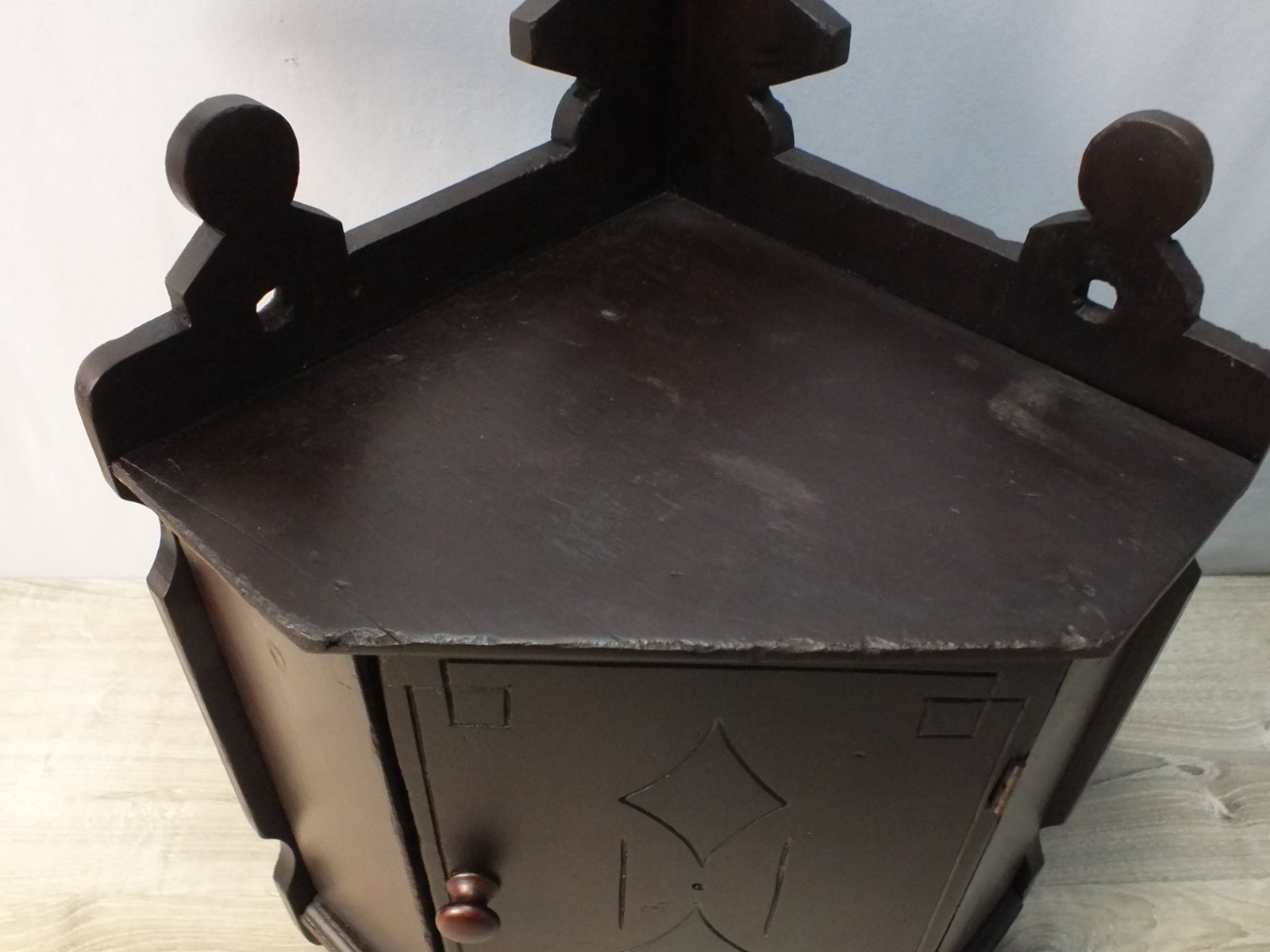 1800s Antique Wall Hung Corner Cabinet Dark Red Brown Finish w Black Highlights