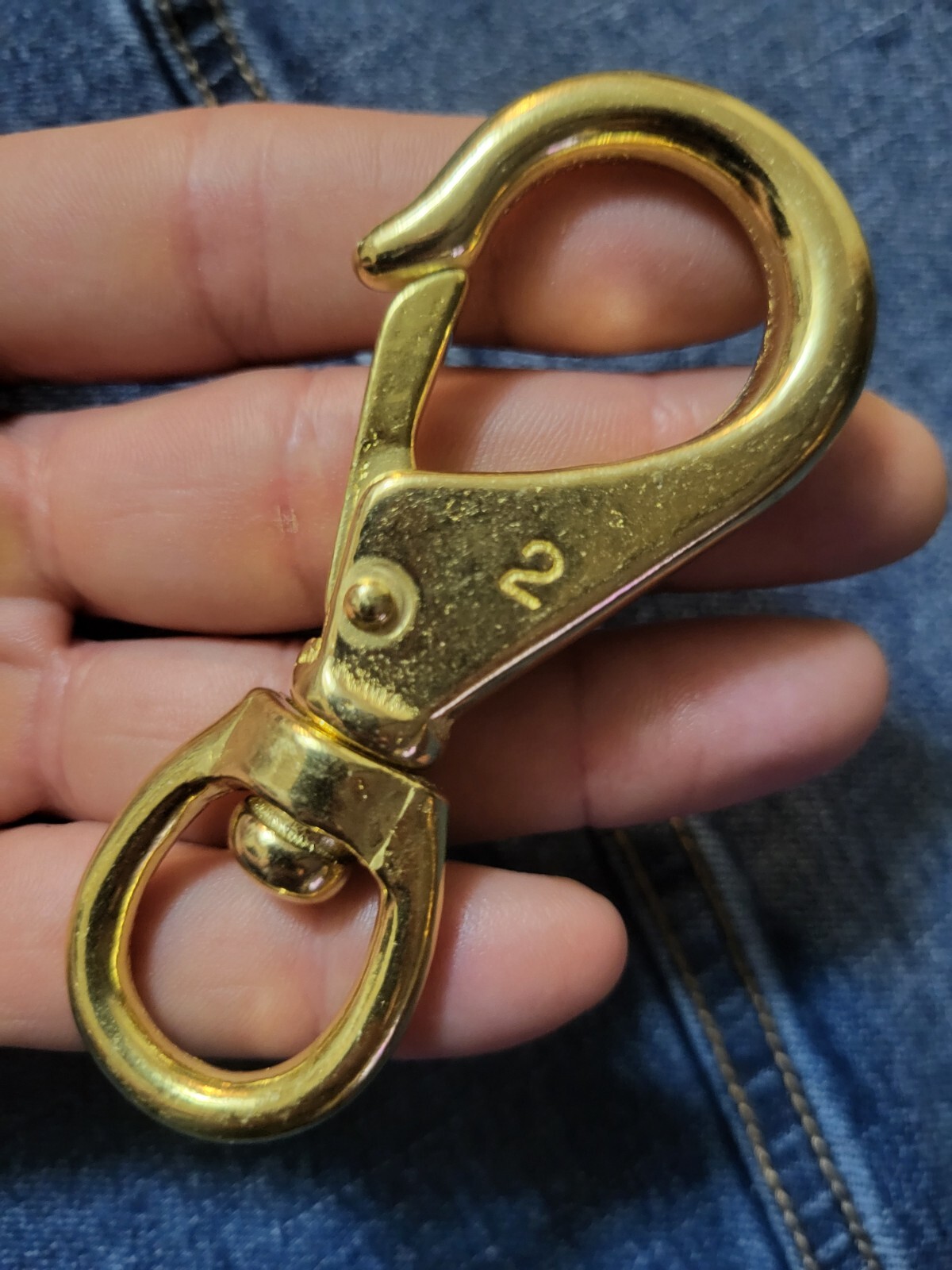 3 3/4" Brass wide open clasp/hook with 3/4 swivel eye. fast connect lead ropes.