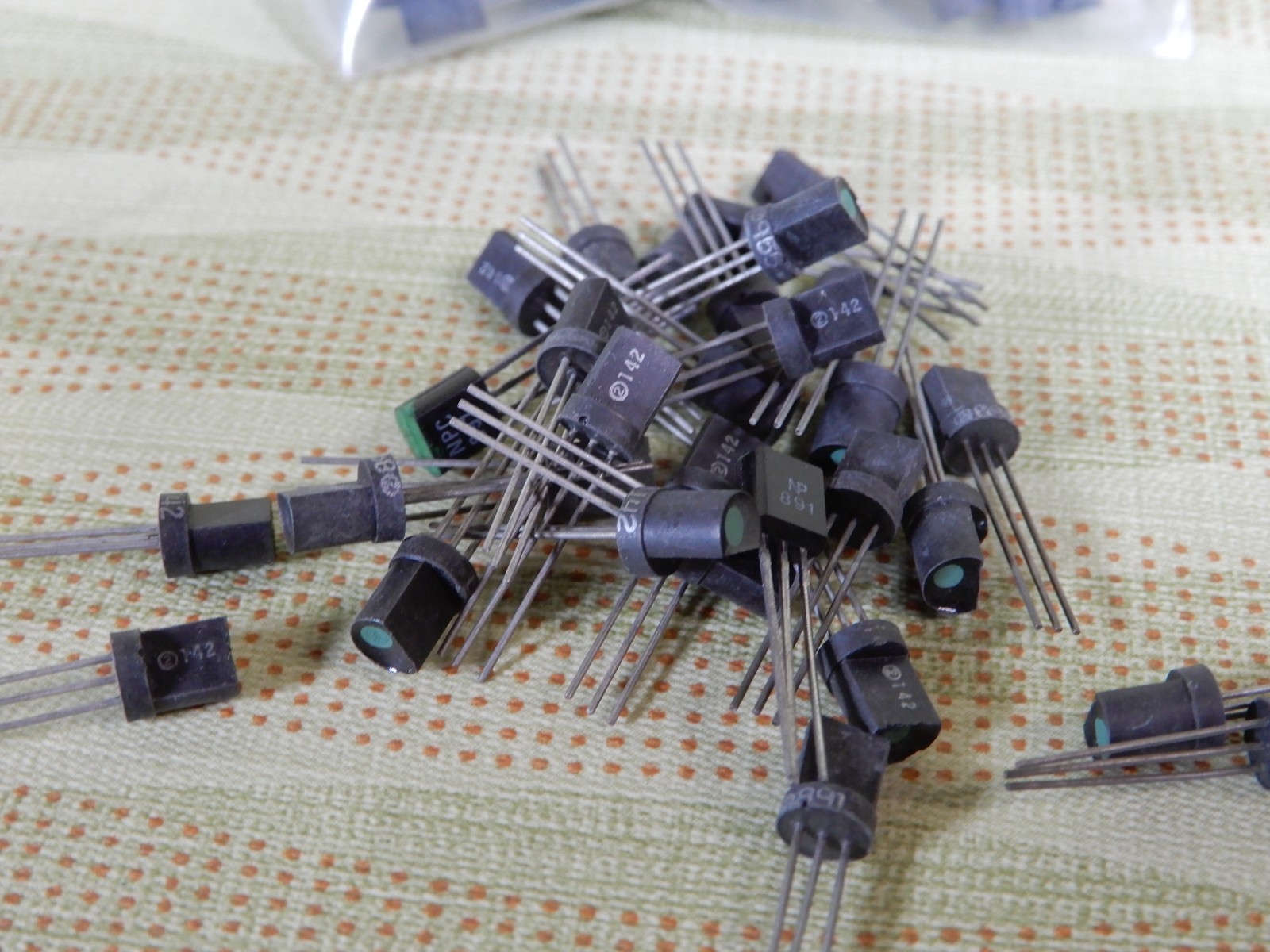 Sprague Green Dot 2N2926 NPN Silicon Transistors (100) NOS Hfe 247-352 Fuzz!