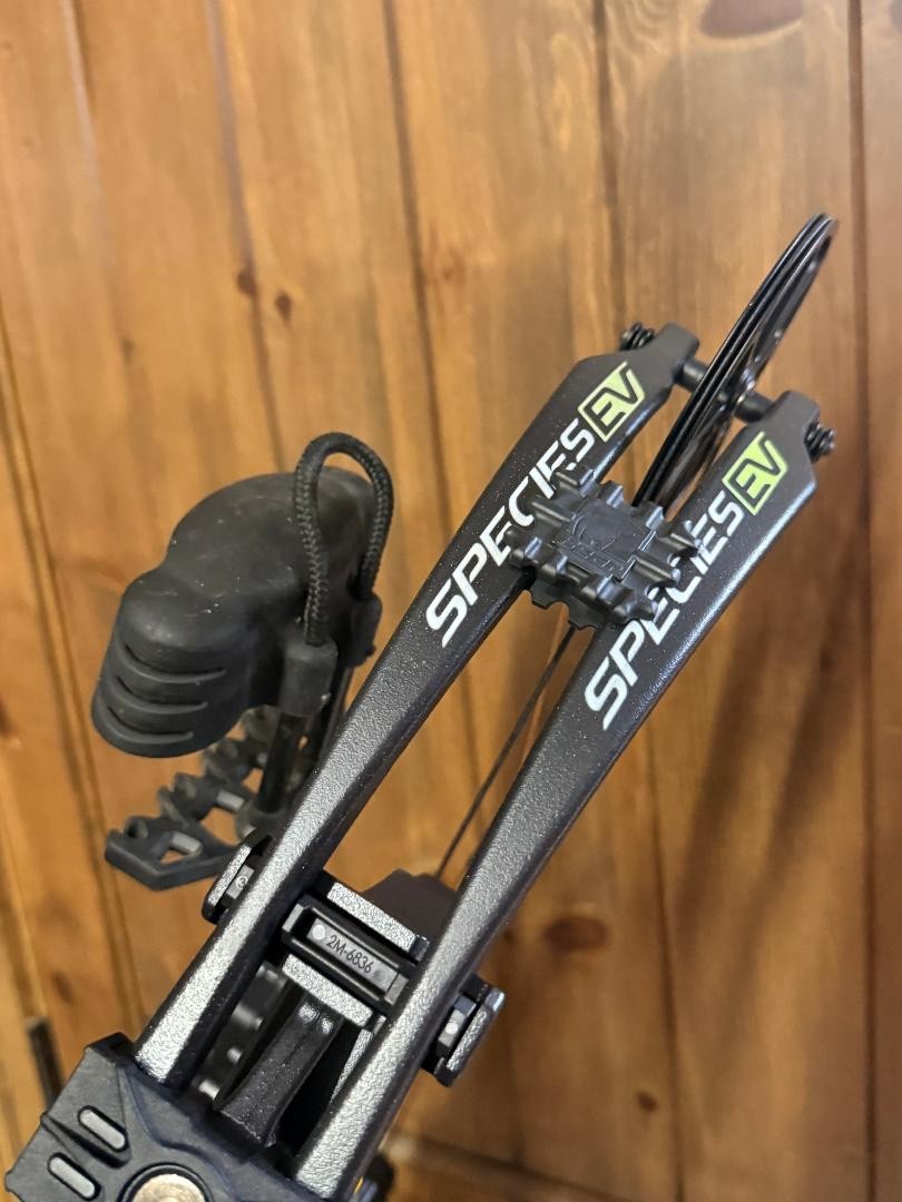 NEW Bear Archery Species EV Bow RTH Package RH 55#-70# Hunting Bow Kit