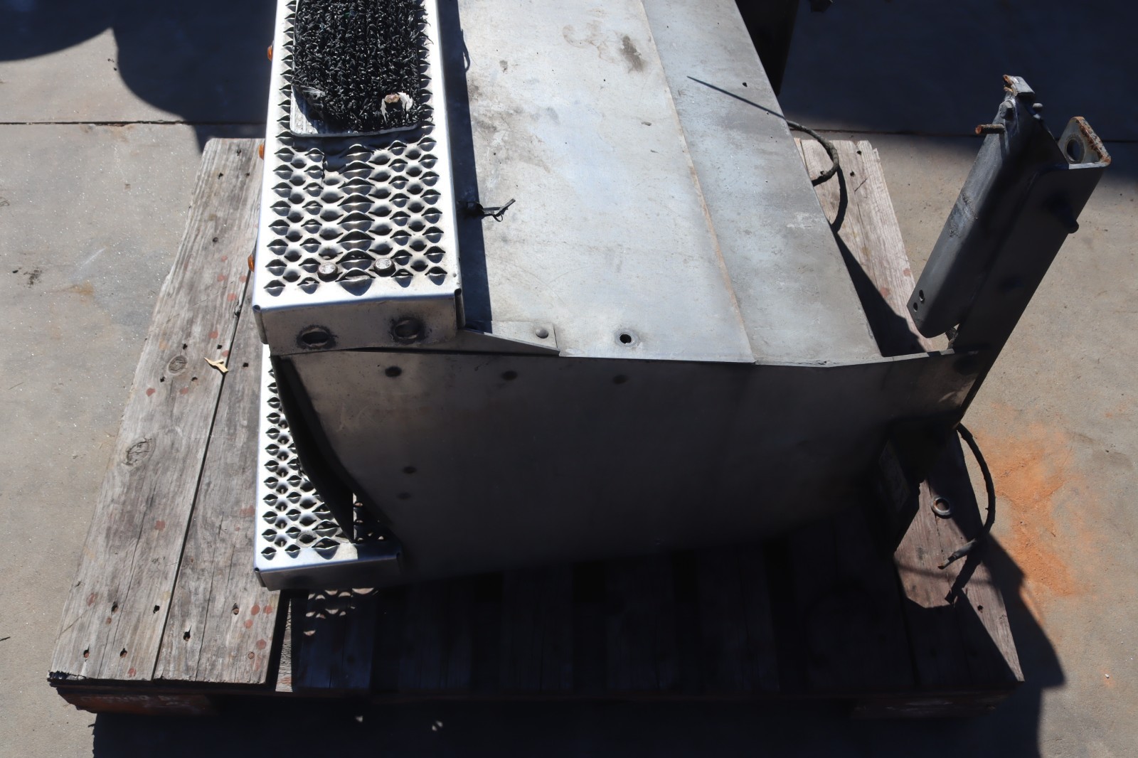 2013-2017 PETERBILT 579 BATTERY TRAY BOX FRAME HOLDER OEM