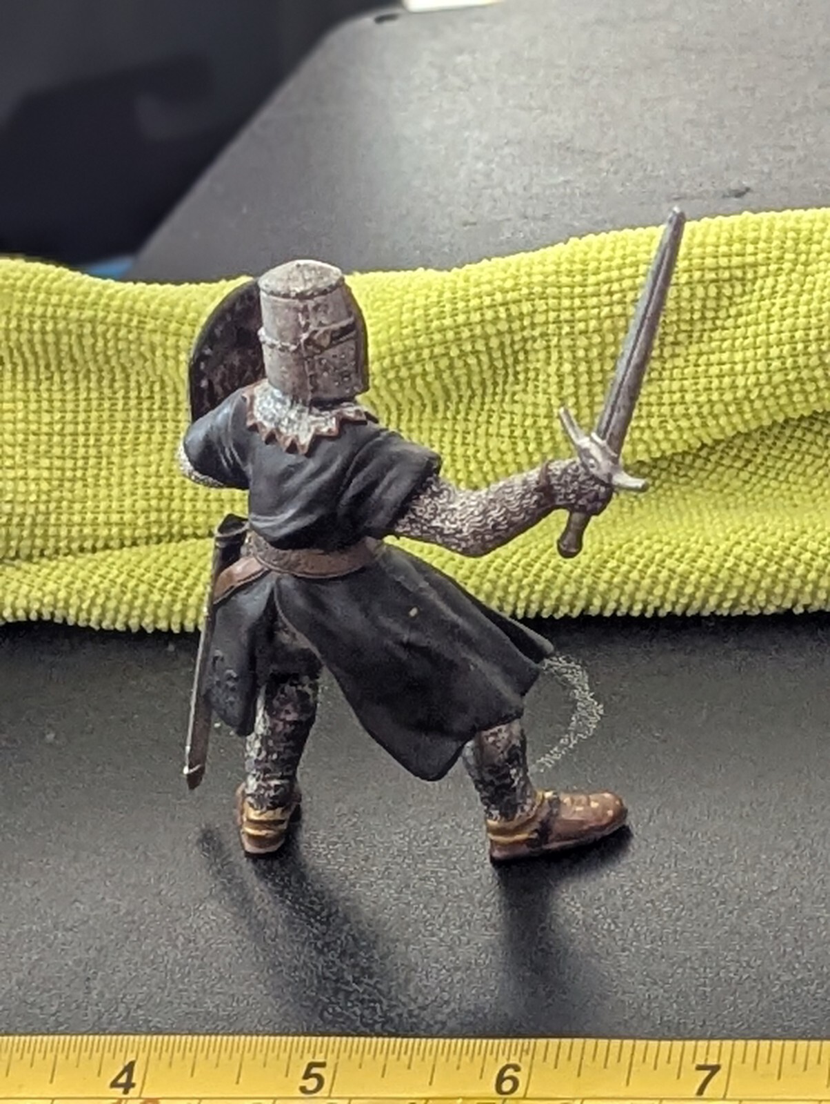 INTICING SCHLEICH WARRIOR MEDIEVAL W/ SHIELD & SWORD READY FOR BATTLE VG COLORS