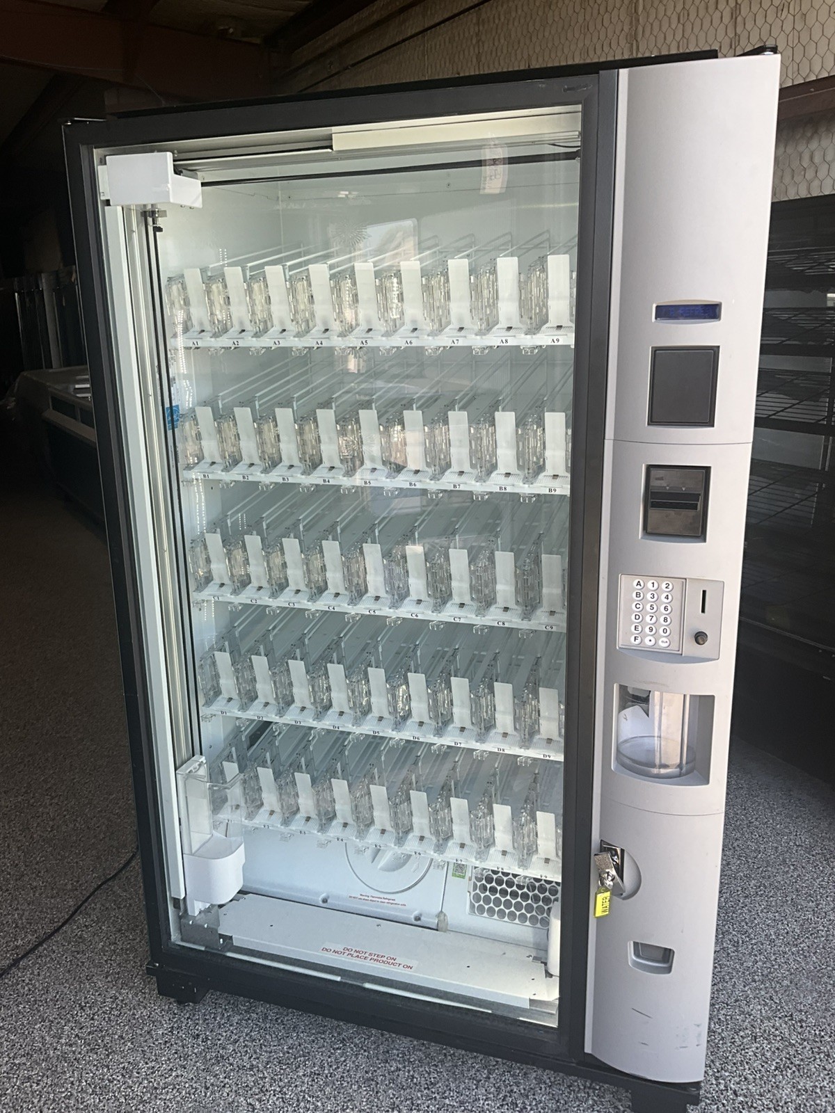 24 Dixie Narco Bev Max CPI Glass Front Beverage Vending Machine 5800-4HC refrige