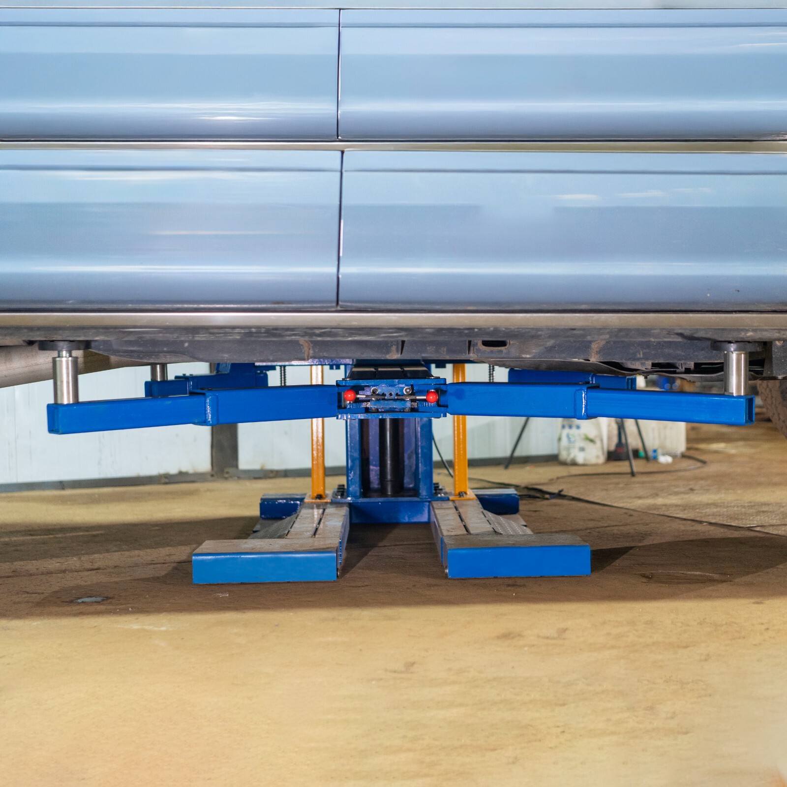 XK 6,200 lb Single Post Lift Portable 220 VOLT