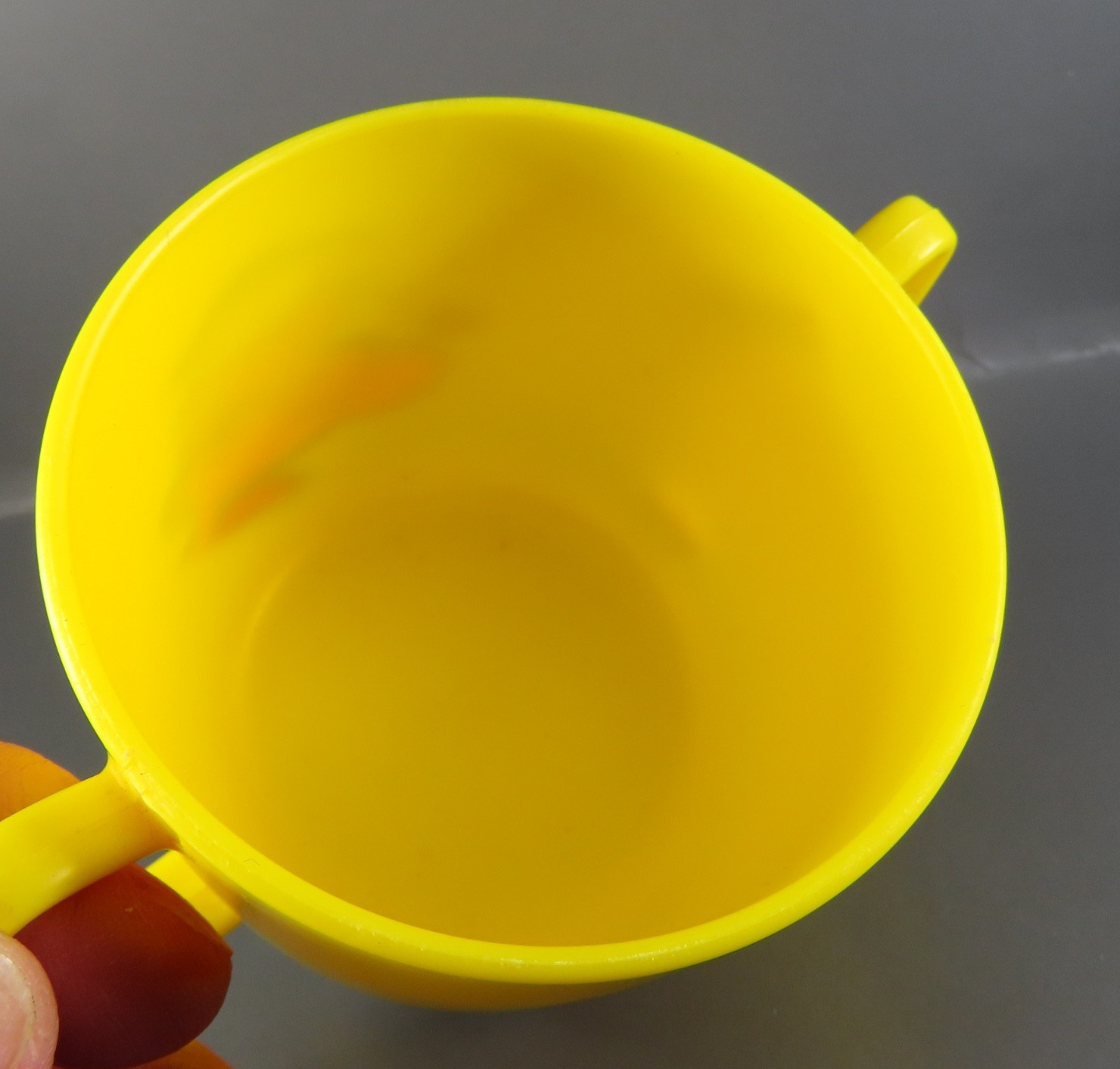 VTG SIPPY CUP 2-Handles Plastic WEIGHTED BASE TOMMEE TIPPEE STYLE Popeye Yellow