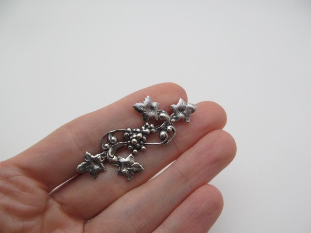 Vintage 925 Sterling Silver Round Ball Grapes & Leaves Swirled Brooch