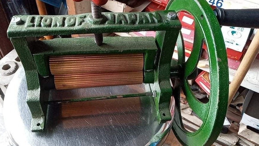 VINTAGE Dry Squid Orange Sugar Cane Mill Juicer Hand Press Cast Iron Brass Tool