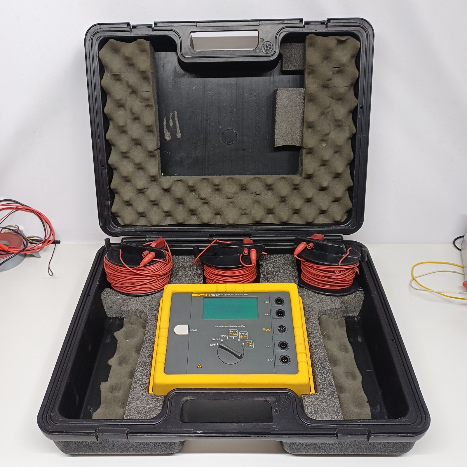 Fluke 1623 Earth Ground Resistance Tester Kit GEO w/ Leads & Case