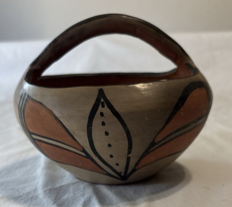 VINTAGE 1928 Santo Domingo Pueblo Pottery Handled Polychrome Basket Kewa 6"