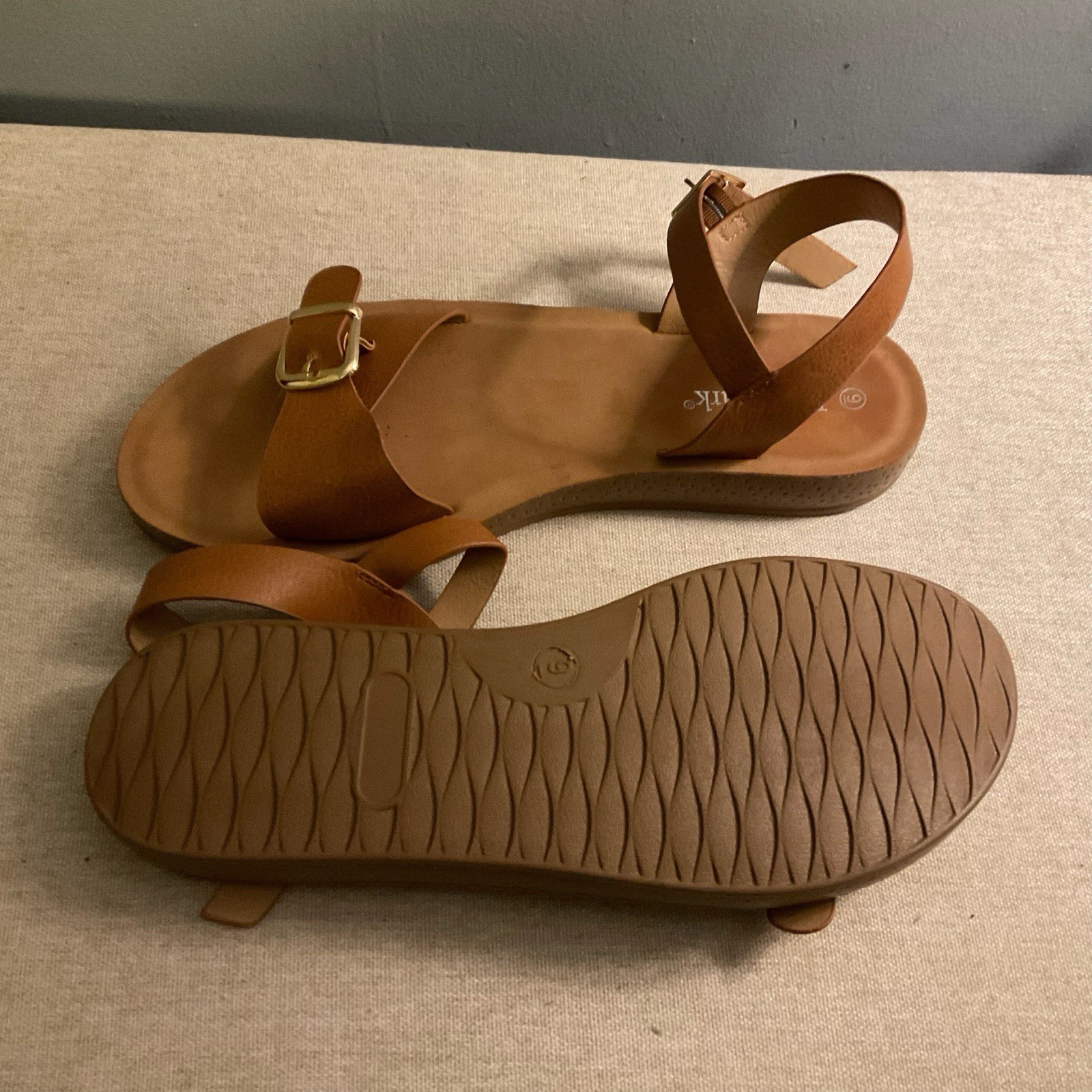 Kate Park Brown Strappy Flat Buckle Sandals Women’s Size 9 NWOB