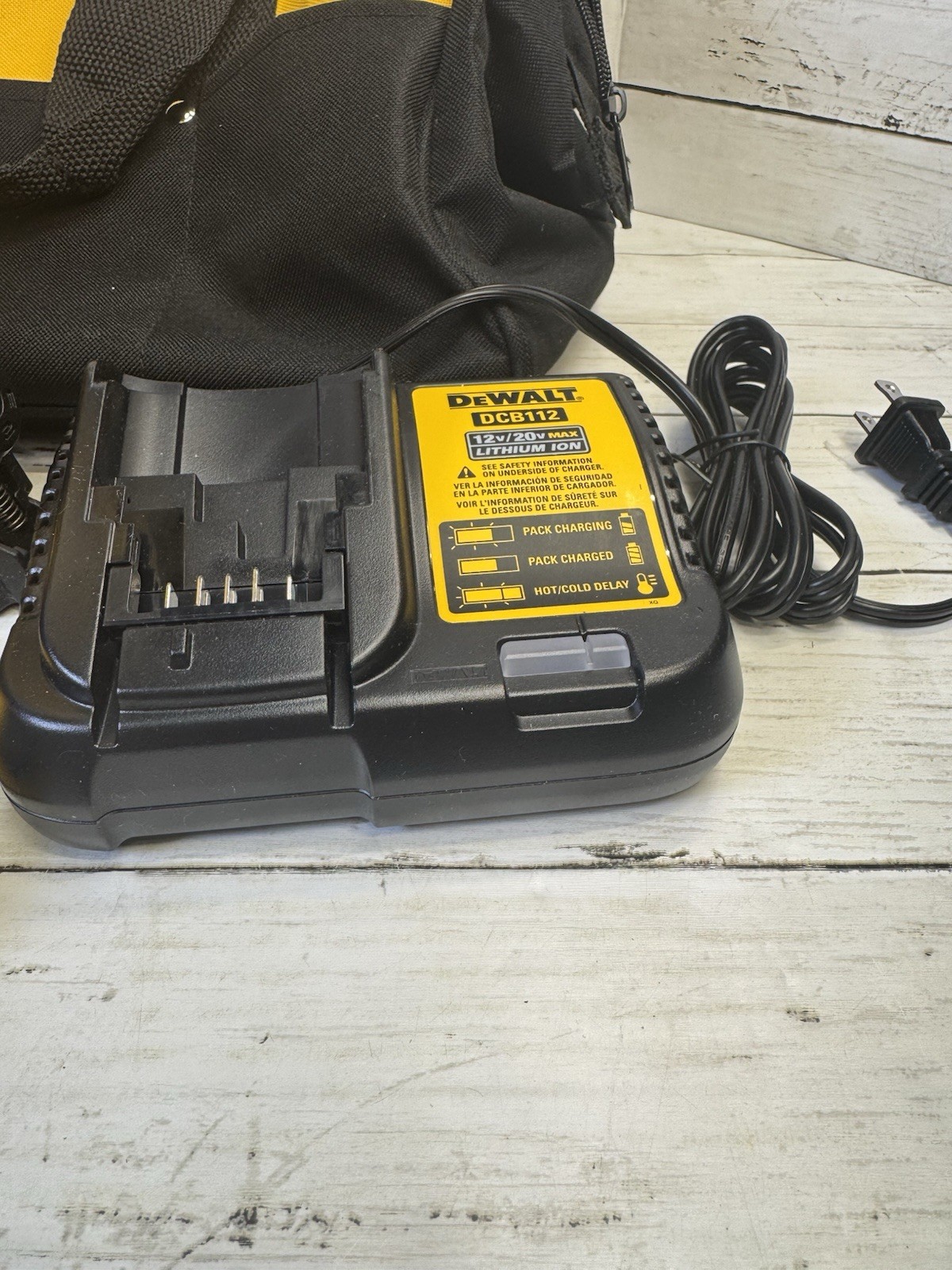 Dewalt (DCN45RND1) 20V MAX Lithium-Ion 15-Degree Cordless Roofing Nailer Kit