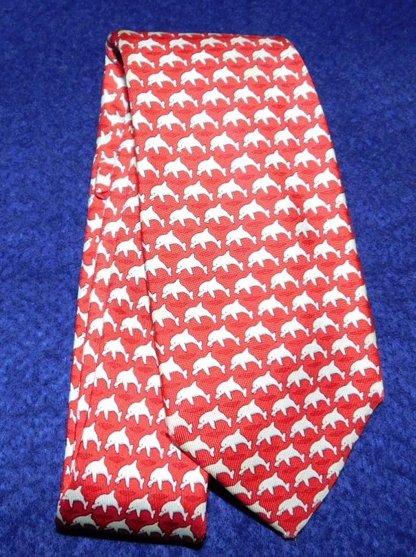 BOY'S VINEYARD VINES MADE IN U.S.A. RED/WHITE/LIGHT BLUE DOLPHIN MOTIF TIE.