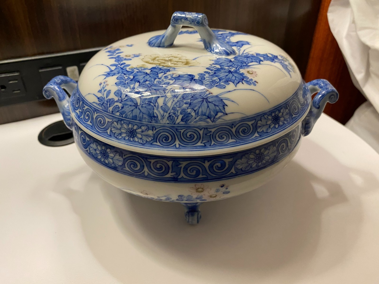 Vintage early 1900s blue white 2-handled 4-footed soup tureen w/ lid