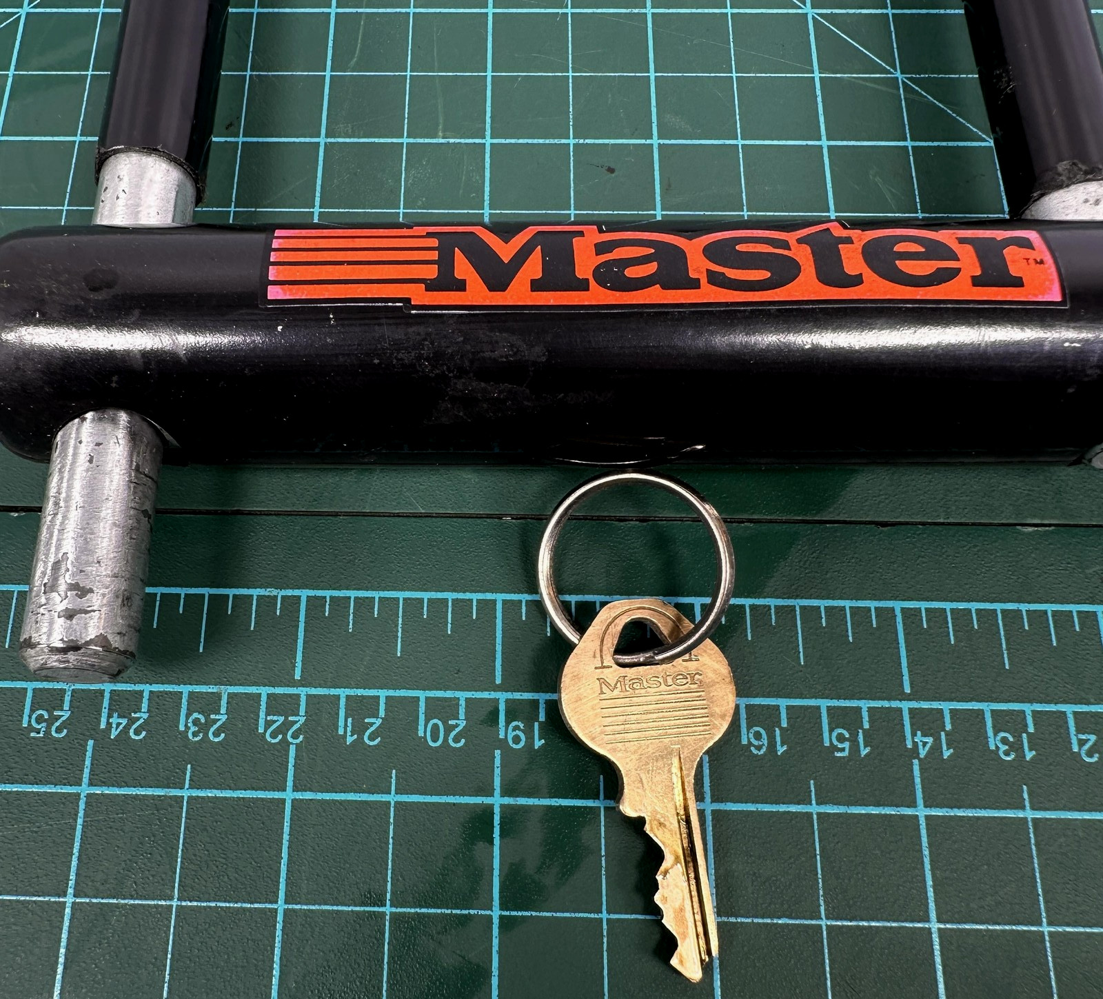 Master Lock Bicycle U-Lock Black Heavy Duty 1 Key USA Hardened Steel Security