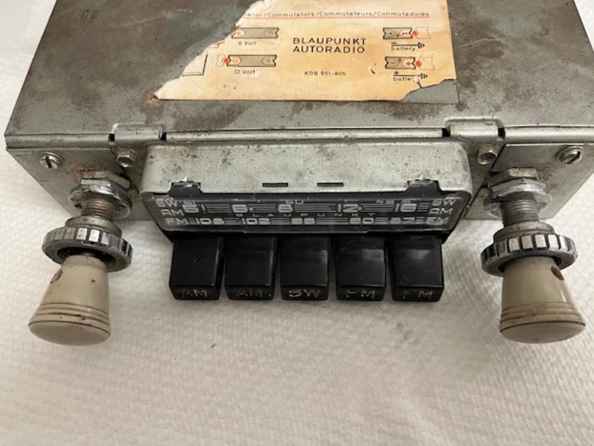 Vintage Blaupunkt Frankfurt W Series AM / Fm / SW Radio with Ivory Knobs