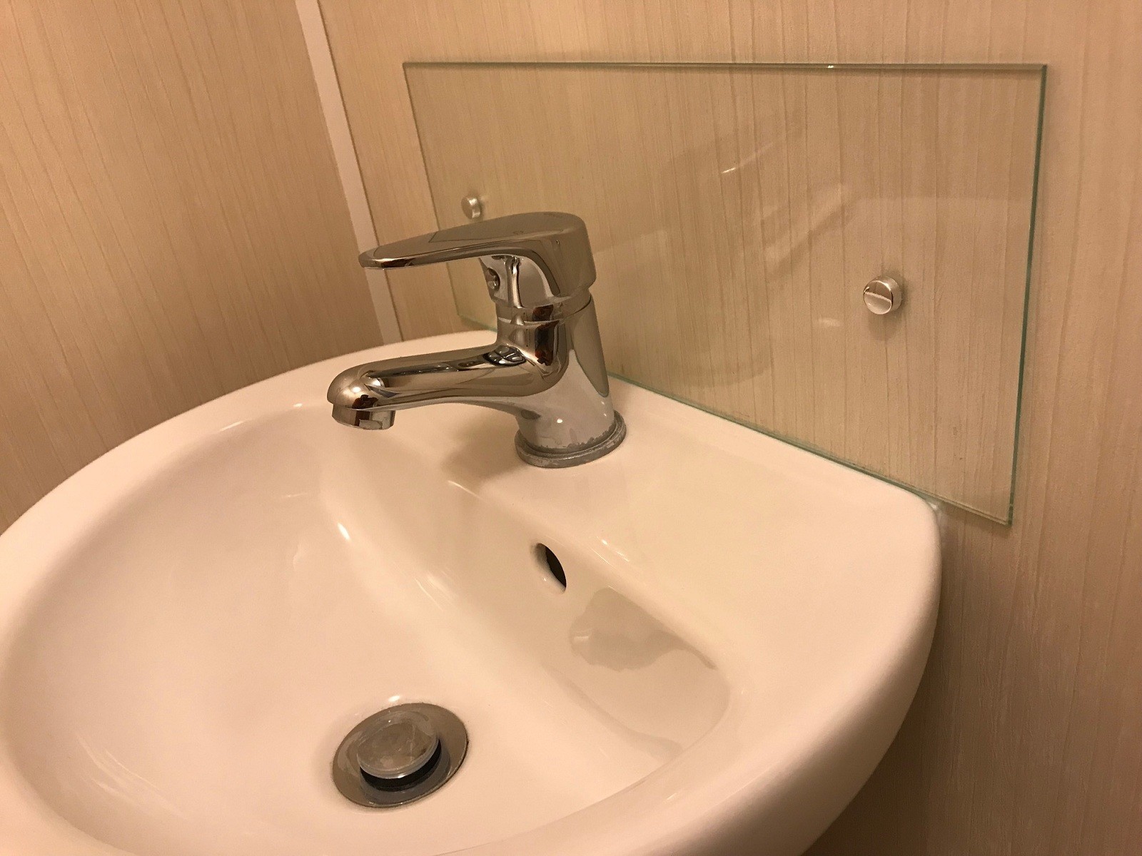 Acrylic Splashback Shatterproof Various Colours With Fixings With Custom Size