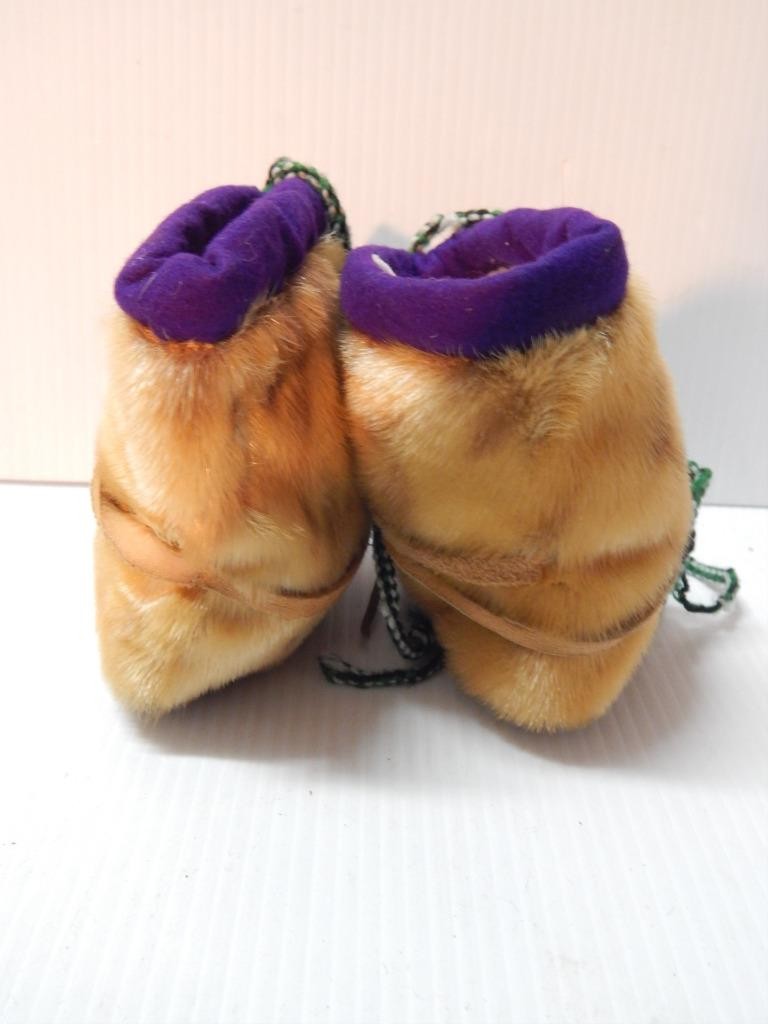 VINTAGE ALASKAN ESKIMO BEADED HI TOP MUKLIK CHILD SIZE MOCCASINS - CLEAN + NICE