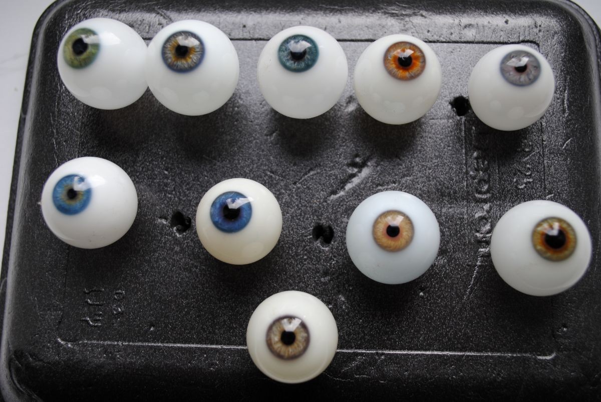 10 antique german human prosthetic glass eyes