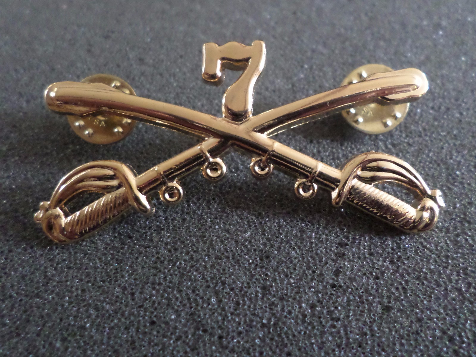 U.S MILITARY 7th CAVALRY METAL HAT BADGE CROSSED SABERS SWORDS GEORGE CUSTER
