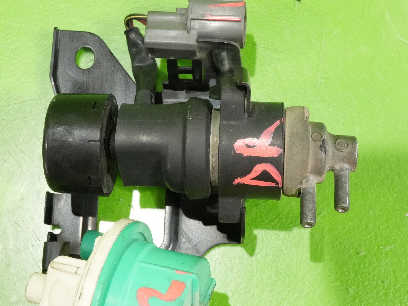 92-95 Civic OEM vacuum control valve + frequency solenoid 17290-PY3-901 Accord